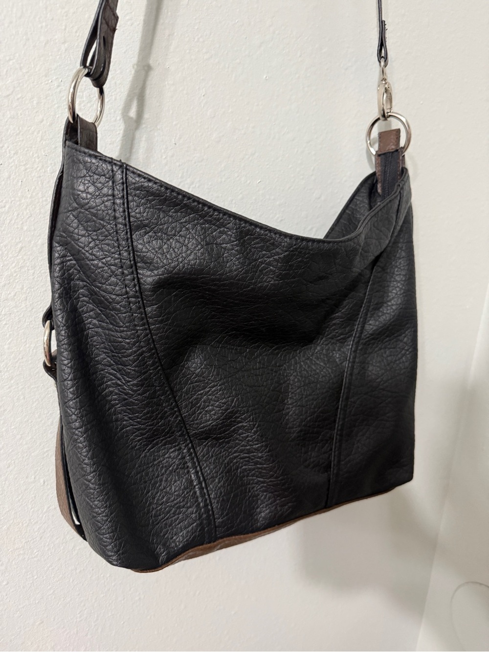 Rosetti Black Pebbled Vegan Leather Purse Bag Brown Strap Zip Pockets Charm